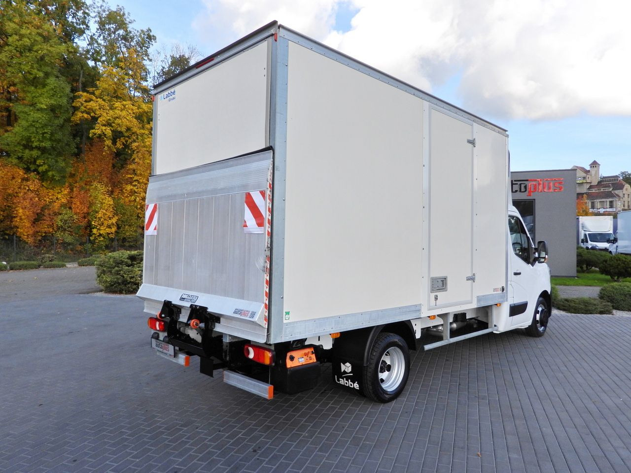 RENAULT MASTER BOX LIFT 8 PALLETS CRUISE CONTROL LED LIGHTS TWIN WHEELS AIR CONDITIONING 145HP - Closed box van: picture 3 RENAULT MASTER BOX LIFT 8 PALLETS CRUISE CONTROL LED LIGHTS TWIN WHEELS AIR CONDITIONING 145HP - Closed box van: picture 3