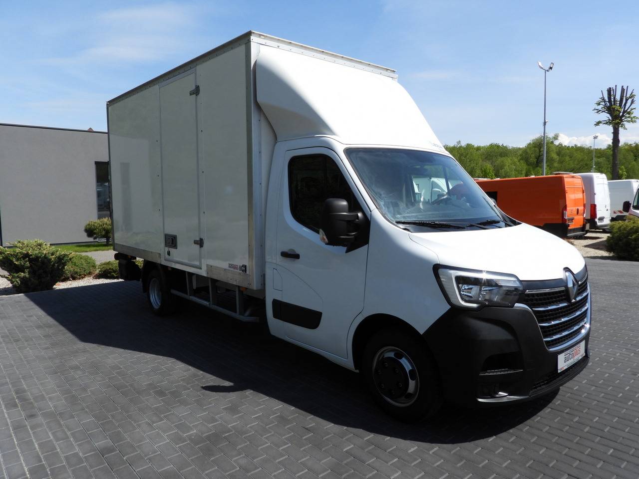 RENAULT MASTER  BOX LIFT 8 PALLETS CRUISE CONTROL NAVIGATION LED LIGHTS TWIN WHEELS AIR CONDITIONING  145HP - Closed box van: picture 4 RENAULT MASTER  BOX LIFT 8 PALLETS CRUISE CONTROL NAVIGATION LED LIGHTS TWIN WHEELS AIR CONDITIONING  145HP - Closed box van: picture 4