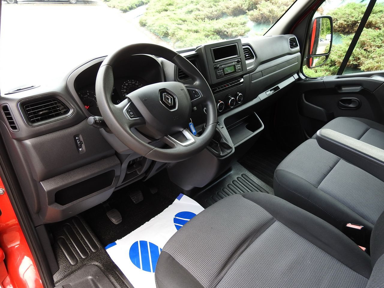 RENAULT MASTER - Curtain side van: picture 2 RENAULT MASTER - Curtain side van: picture 2