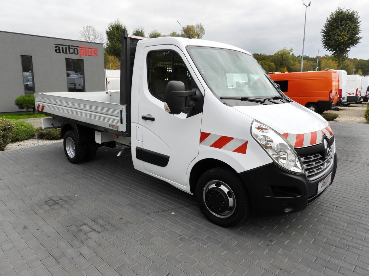 RENAULT MASTER STAKE BODY CRUISE CONTROL NAVIGATION TWIN WHEELS AIR CONDITIONING 130HP - Open body delivery van: picture 4 RENAULT MASTER STAKE BODY CRUISE CONTROL NAVIGATION TWIN WHEELS AIR CONDITIONING 130HP - Open body delivery van: picture 4