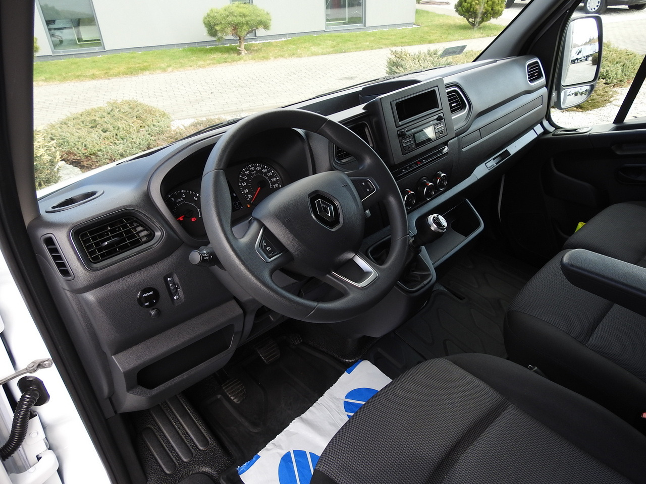 RENAULT MASTER TARPAULIN 10 PALLETS WEBASTO CRUISE CONTROL LED LIGHTS PNEUMATICS AIR CONDITIONING 165HP - Curtain side van: picture 2 RENAULT MASTER TARPAULIN 10 PALLETS WEBASTO CRUISE CONTROL LED LIGHTS PNEUMATICS AIR CONDITIONING 165HP - Curtain side van: picture 2