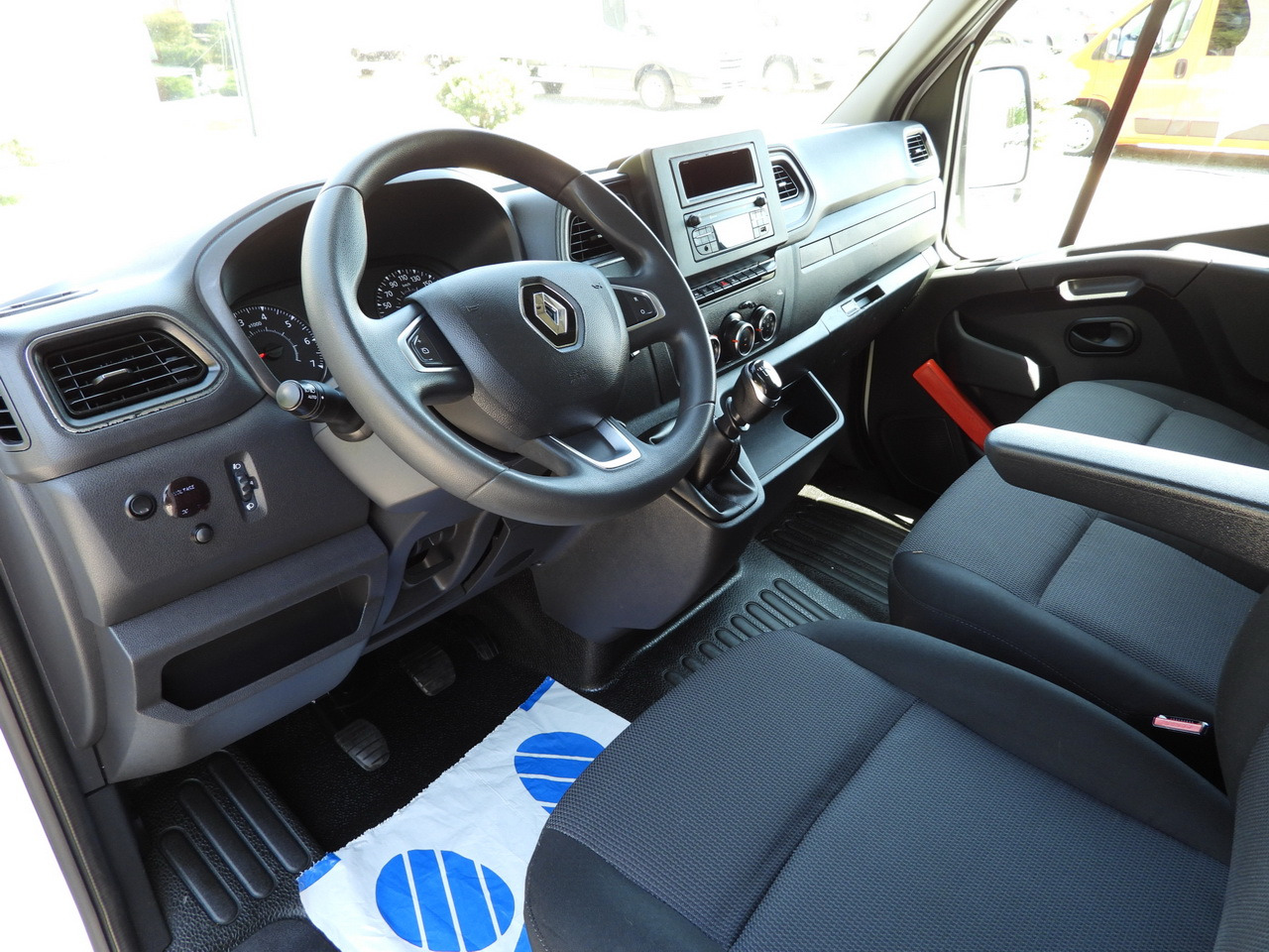 RENAULT MASTER TARPAULIN 10 PALLETS WEBASTO CRUISE CONTROL LED LIGHTS PNEUMATICS AIR CONDITIONING 165HP - Curtain side van: picture 2 RENAULT MASTER TARPAULIN 10 PALLETS WEBASTO CRUISE CONTROL LED LIGHTS PNEUMATICS AIR CONDITIONING 165HP - Curtain side van: picture 2