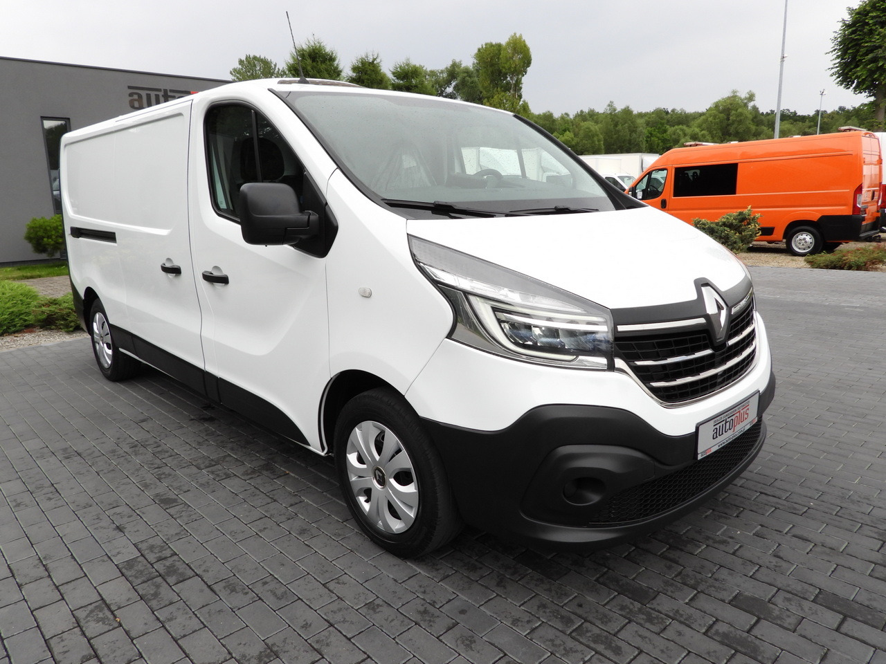 RENAULT TRAFIC REFRIGERATOR VAN -5*C POWER SUPPLY 230V CRUISE CONTROL LED LIGHTS AIR CONDITIONING 120HP - Refrigerated delivery van: picture 4 RENAULT TRAFIC REFRIGERATOR VAN -5*C POWER SUPPLY 230V CRUISE CONTROL LED LIGHTS AIR CONDITIONING 120HP - Refrigerated delivery van: picture 4