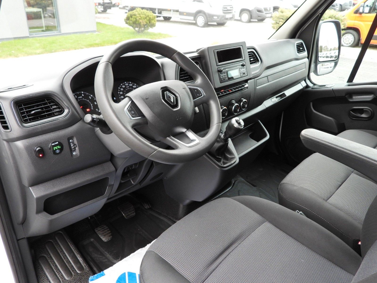 Renault MASTER PRITSCHE PLANE 10 PALETTEN WEBASTO A/C - Curtain side van: picture 2 Renault MASTER PRITSCHE PLANE 10 PALETTEN WEBASTO A/C - Curtain side van: picture 2