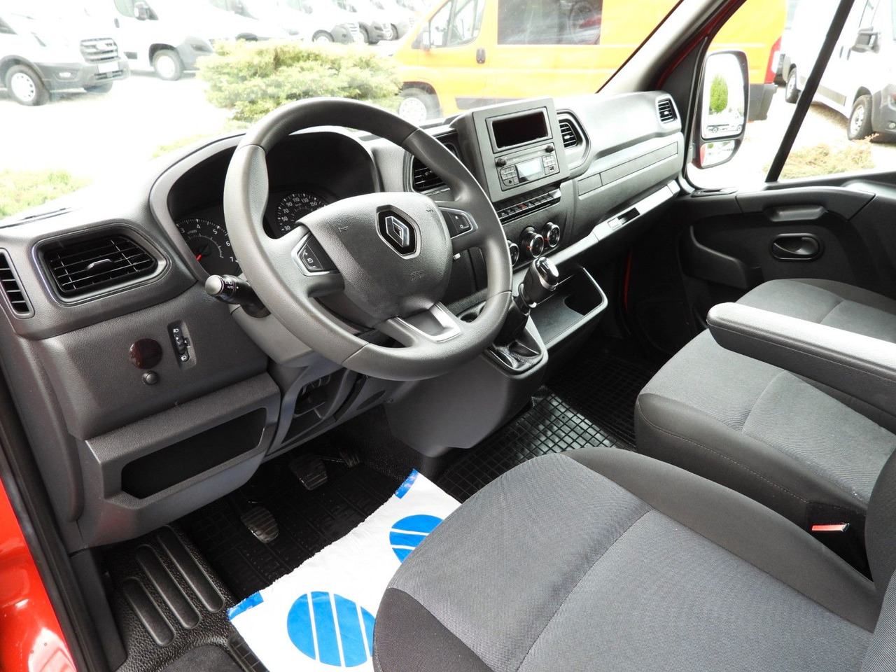 Renault MASTER PRITSCHE PLANE 10 PALETTEN WEBASTO A/C - Curtain side van: picture 2 Renault MASTER PRITSCHE PLANE 10 PALETTEN WEBASTO A/C - Curtain side van: picture 2