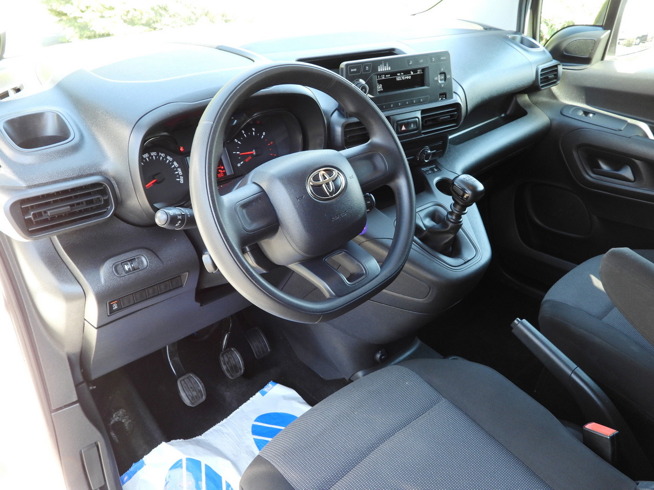 TOYOTA PROACE CITY REFRIGERATOR VAN -15*C POWER SUPPLY 230V CRUISE CONTROL AIR CONDITIONING 100HP - Refrigerated delivery van: picture 2 TOYOTA PROACE CITY REFRIGERATOR VAN -15*C POWER SUPPLY 230V CRUISE CONTROL AIR CONDITIONING 100HP - Refrigerated delivery van: picture 2