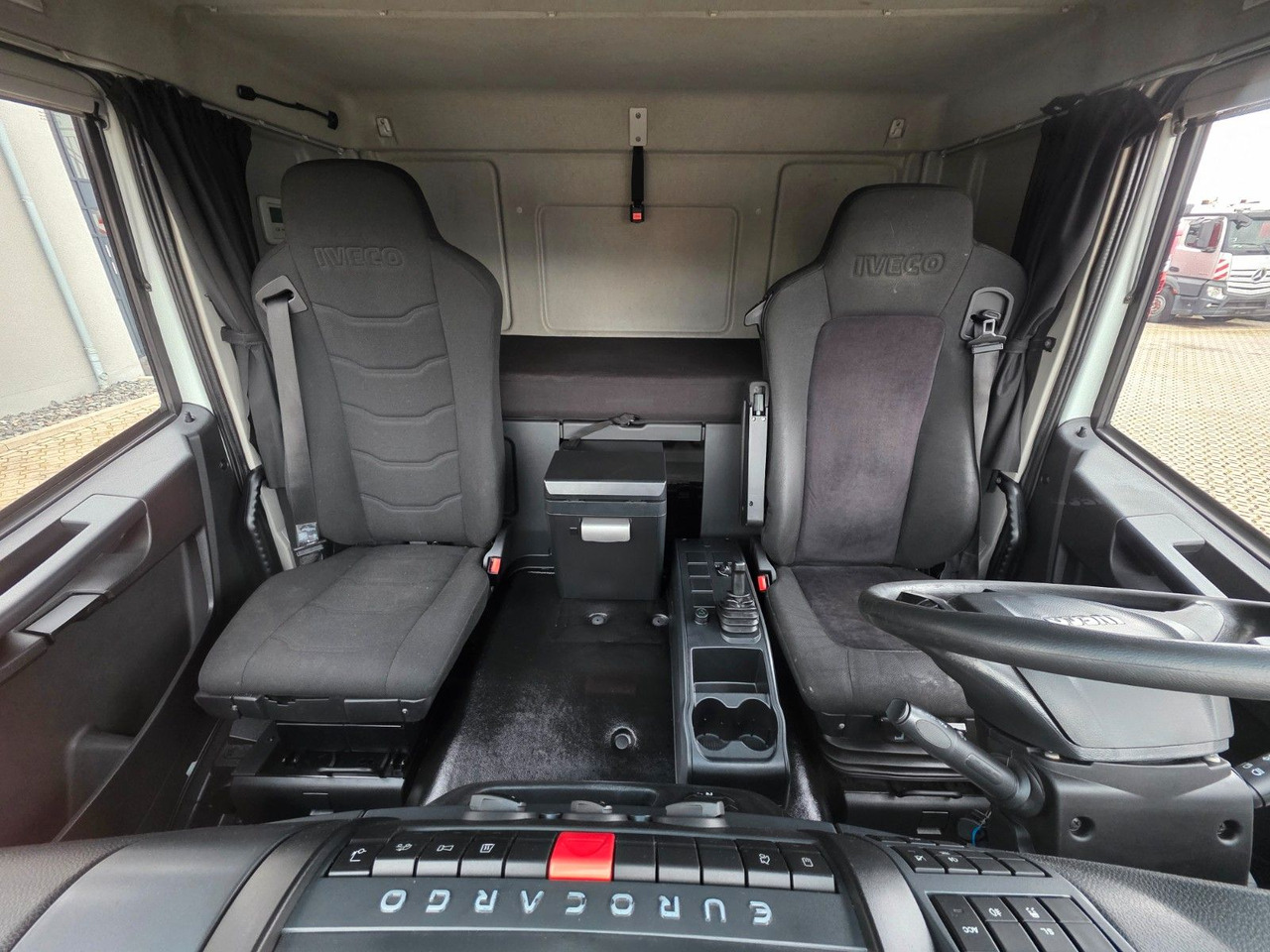 Refrigerator truck Iveco Eurocargo 180-320 / Ldbw / Thermo King: picture 32