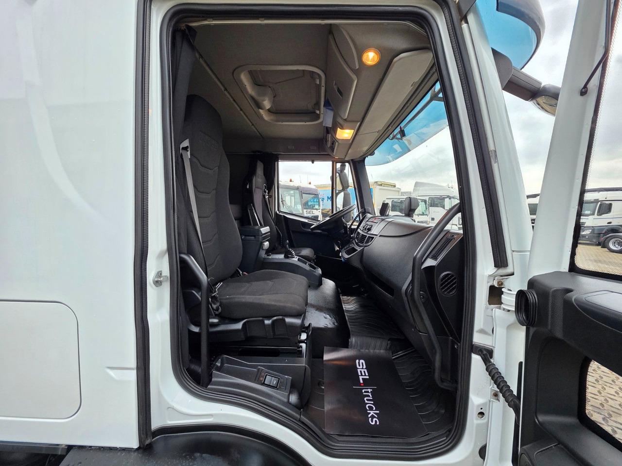 Refrigerator truck Iveco Eurocargo 180-320 / Ldbw / Thermo King: picture 30