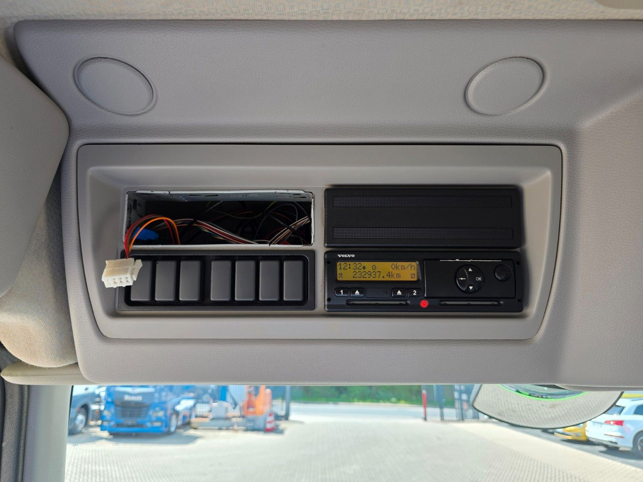 Curtainsider truck Volvo FL 240: picture 25 Curtainsider truck Volvo FL 240: picture 25