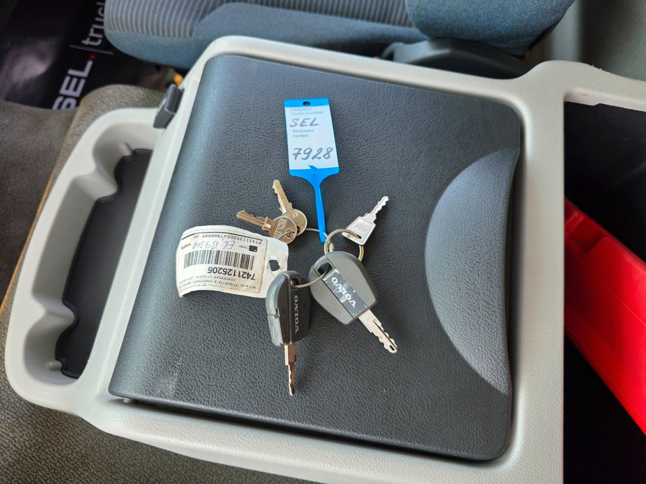 Curtainsider truck Volvo FL 240: picture 26 Curtainsider truck Volvo FL 240: picture 26