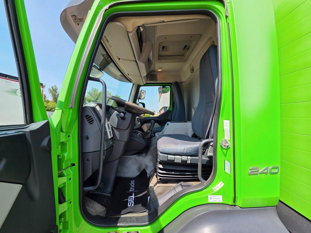 Curtainsider truck Volvo FL 240: picture 16 Curtainsider truck Volvo FL 240: picture 16