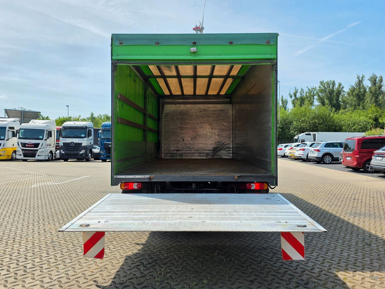 Curtainsider truck Volvo FL 240: picture 9 Curtainsider truck Volvo FL 240: picture 9