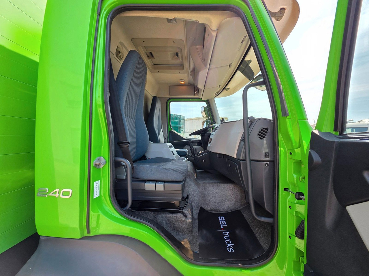 Curtainsider truck Volvo FL 240: picture 18 Curtainsider truck Volvo FL 240: picture 18