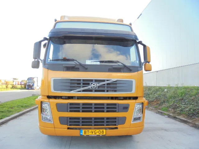 Volvo FM FM 300 LOW KM - Box truck: picture 2 Volvo FM FM 300 LOW KM - Box truck: picture 2