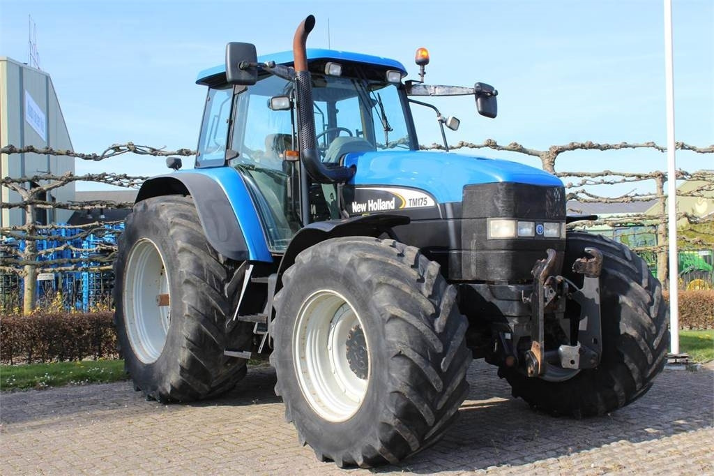 New Holland TM175 - Farm tractor: picture 2 New Holland TM175 - Farm tractor: picture 2