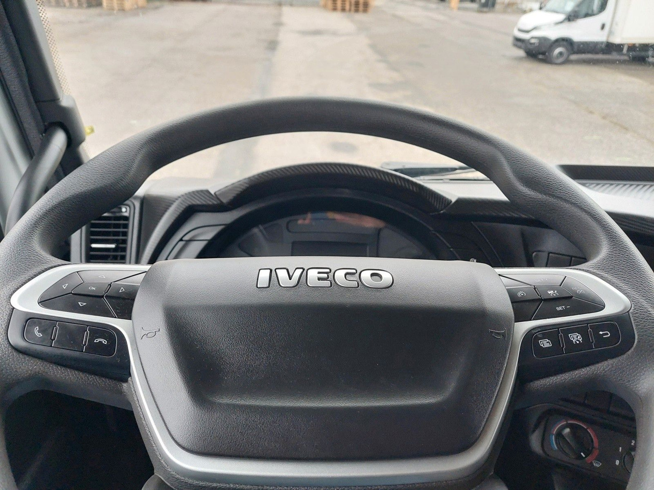 Tipper for transportation of bulk materials Iveco X-WAY AT280X48Y/PS HR ON+ 6x2 Bordmatik: picture 47 Tipper for transportation of bulk materials Iveco X-WAY AT280X48Y/PS HR ON+ 6x2 Bordmatik: picture 47