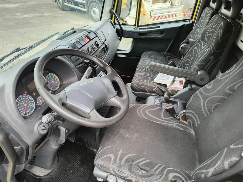 Interior photo 1: Box truck Iveco EuroCargo 120 E22 EEV SIDE PORT + D'HOLLANDIA LIFT 2000 KG Interior photo 1: Box truck Iveco EuroCargo 120 E22 EEV SIDE PORT + D'HOLLANDIA LIFT 2000 KG