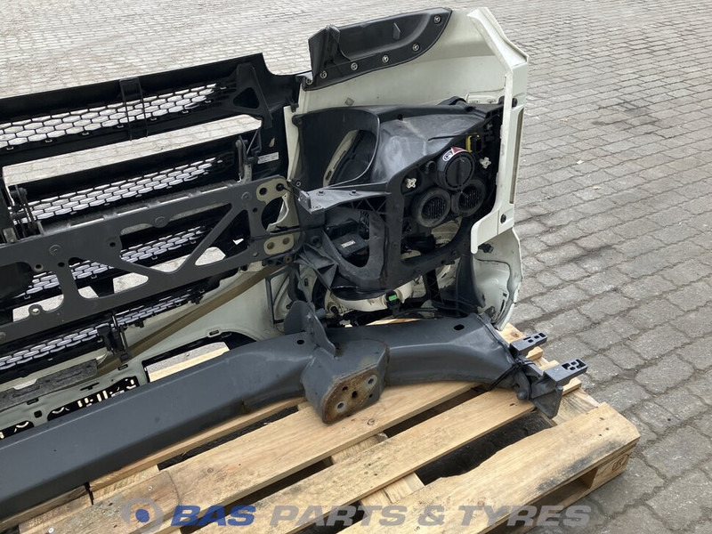 DAF XF106 Bumper DAF 2033875 - Bumper for Truck: picture 4 DAF XF106 Bumper DAF 2033875 - Bumper for Truck: picture 4