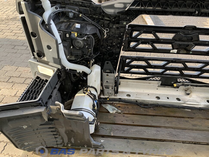 Renault T-Serie Bumper Renault 7482540689 - Bumper for Truck: picture 4 Renault T-Serie Bumper Renault 7482540689 - Bumper for Truck: picture 4