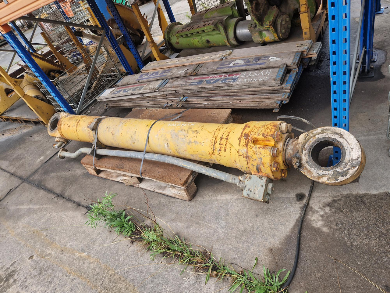 BOTELLA DE BALANCIN DE LIEBHERR R964B - Hydraulic cylinder for Construction machinery: picture 1 BOTELLA DE BALANCIN DE LIEBHERR R964B - Hydraulic cylinder for Construction machinery: picture 1