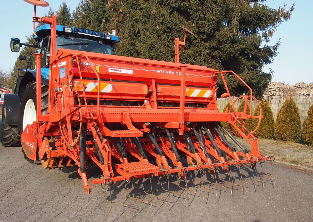 Agregat uprawowo-siewny Kuhn Kuhn HRB302D I INTEGRA 3000 2002 Brona wirowa + siewnik KUHN agregat uprawowo-siewny 3m - Combine seed drill: picture 2 Agregat uprawowo-siewny Kuhn Kuhn HRB302D I INTEGRA 3000 2002 Brona wirowa + siewnik KUHN agregat uprawowo-siewny 3m - Combine seed drill: picture 2