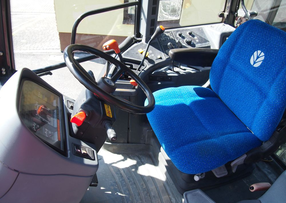 Farm tractor Ciągnik New Holland NH M 135 1998 NEW HOLLAND TM M135: picture 13 Farm tractor Ciągnik New Holland NH M 135 1998 NEW HOLLAND TM M135: picture 13