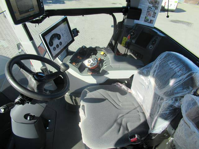 Farm tractor Claas Xerion 5000 Trac: picture 15