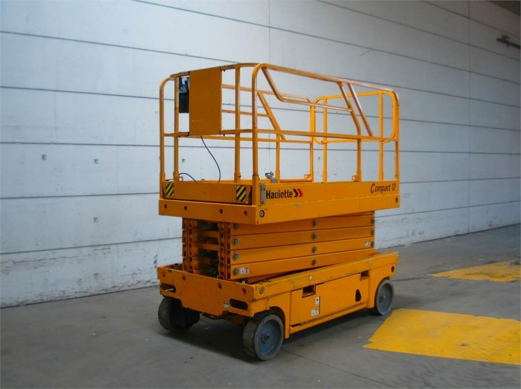 Haulotte Compact 12 - Scissor lift: picture 4 Haulotte Compact 12 - Scissor lift: picture 4