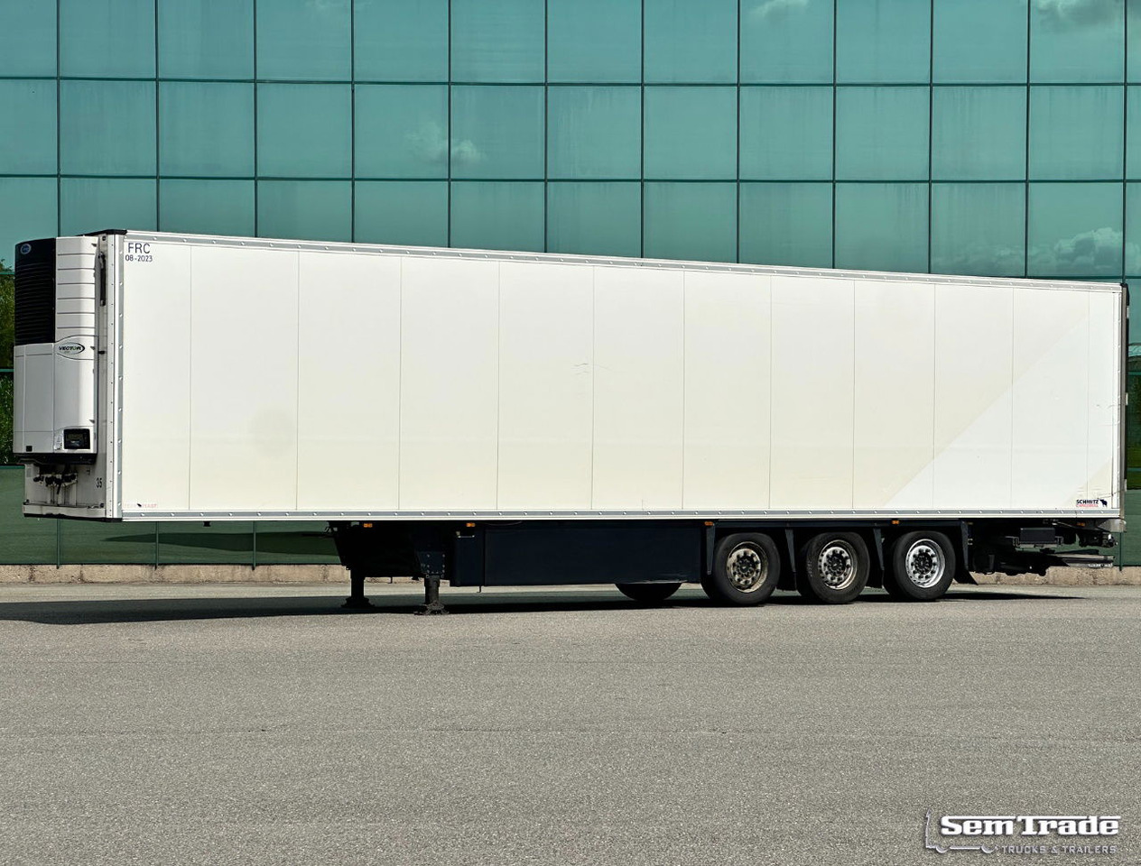 Schmitz Cargobull SCBS3B Vector 1550 275 CM High Flower Wide 2.000 KG Tail Lift - Refrigerator semi-trailer: picture 1 Schmitz Cargobull SCBS3B Vector 1550 275 CM High Flower Wide 2.000 KG Tail Lift - Refrigerator semi-trailer: picture 1