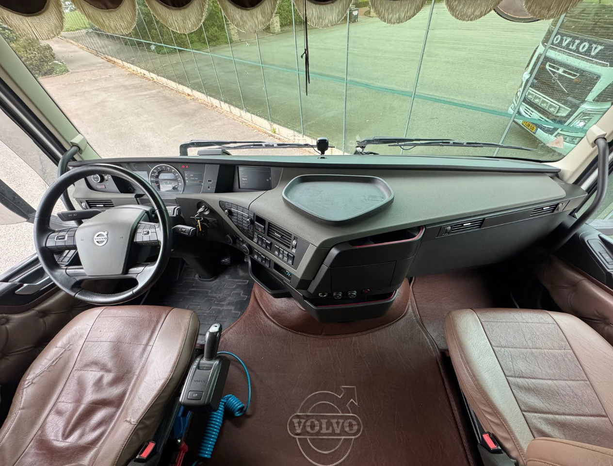 Tractor unit Volvo FH Globetrotter 6X2 701.000 KM Super Condition NL Truck: picture 9