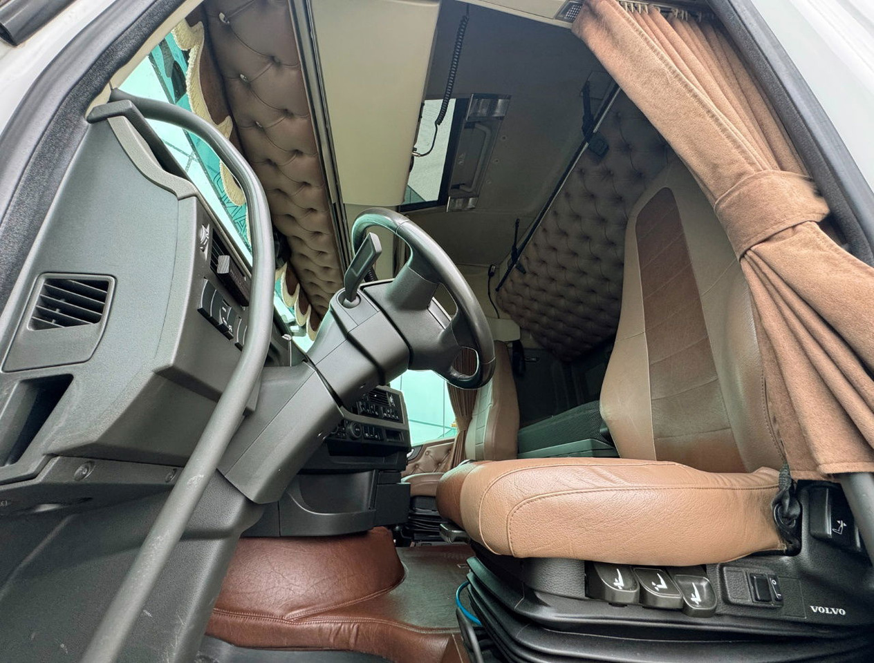 Tractor unit Volvo FH Globetrotter 6X2 701.000 KM Super Condition NL Truck: picture 7