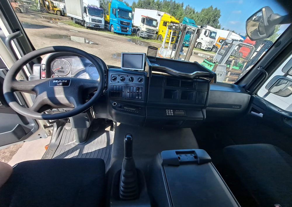 Interior photo 1:  MAN TGL 12.220 Chłodnia agregat WKD-II SR leasing MAN TGL 12.220 Chłodnia agregat WKD-II SR