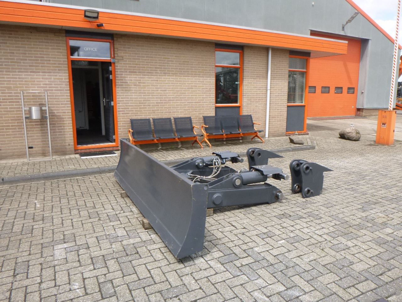 DOOSAN DX235LCR - Blade for Crawler excavator: picture 1 DOOSAN DX235LCR - Blade for Crawler excavator: picture 1