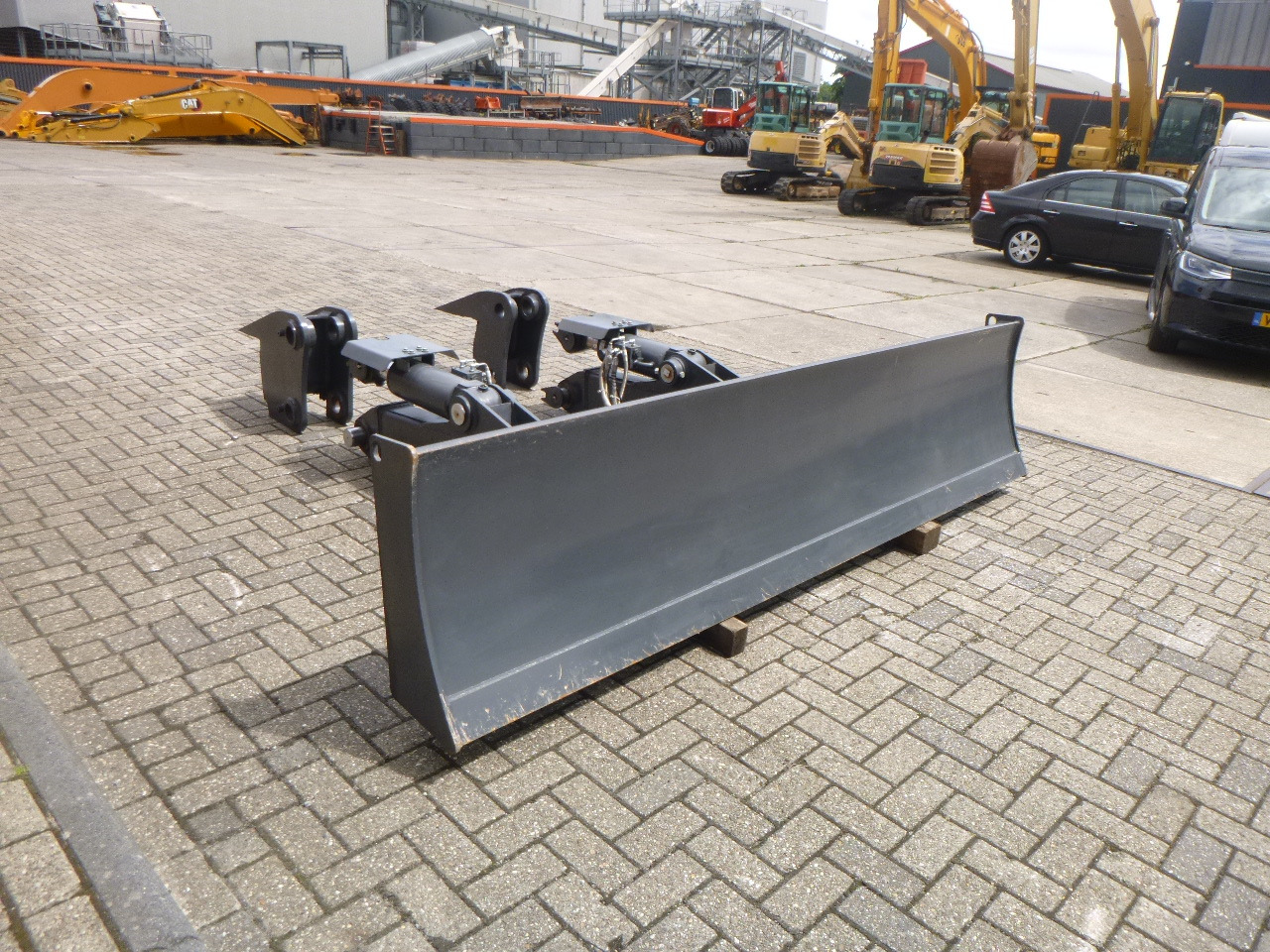 DOOSAN DX235LCR - Blade for Crawler excavator: picture 5 DOOSAN DX235LCR - Blade for Crawler excavator: picture 5