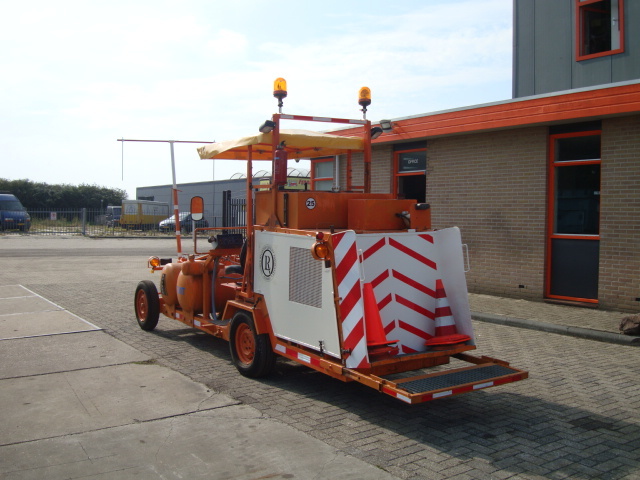 TMT Cold paint road marker - Asphalt machine: picture 2 TMT Cold paint road marker - Asphalt machine: picture 2