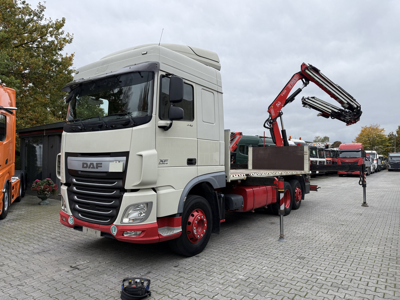 Daf XF440 6X2 Fassi 235 mit Jib bis 24.50 Meter - Dropside/ Flatbed truck, Crane truck: picture 1 Daf XF440 6X2 Fassi 235 mit Jib bis 24.50 Meter - Dropside/ Flatbed truck, Crane truck: picture 1