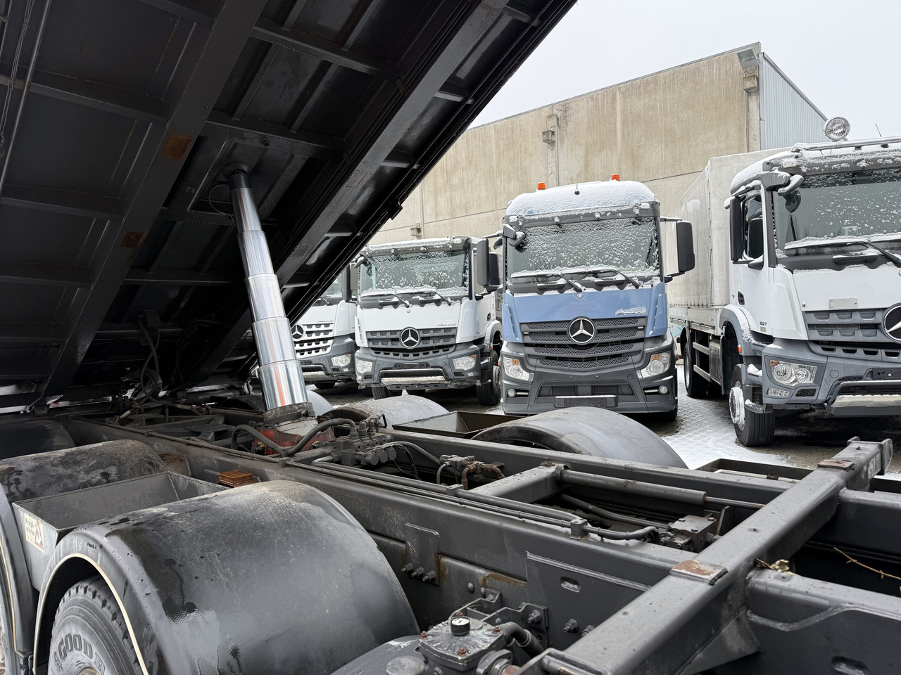 Volvo FM410 8X4 Kipper mit Kran HIAB 244-5 - Tipper, Crane truck: picture 2 Volvo FM410 8X4 Kipper mit Kran HIAB 244-5 - Tipper, Crane truck: picture 2