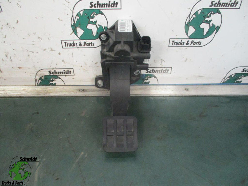 Renault 7482267250 Gas pedaal T 460 - Pedal for Truck: picture 1 Renault 7482267250 Gas pedaal T 460 - Pedal for Truck: picture 1