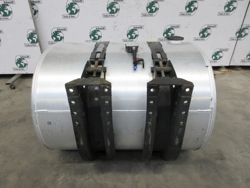 Volvo 21516447 // 20367137 // 20503505 DIESELTANK 405 LITER VOLVO FM EURO 6 - Fuel tank for Truck: picture 3 Volvo 21516447 // 20367137 // 20503505 DIESELTANK 405 LITER VOLVO FM EURO 6 - Fuel tank for Truck: picture 3