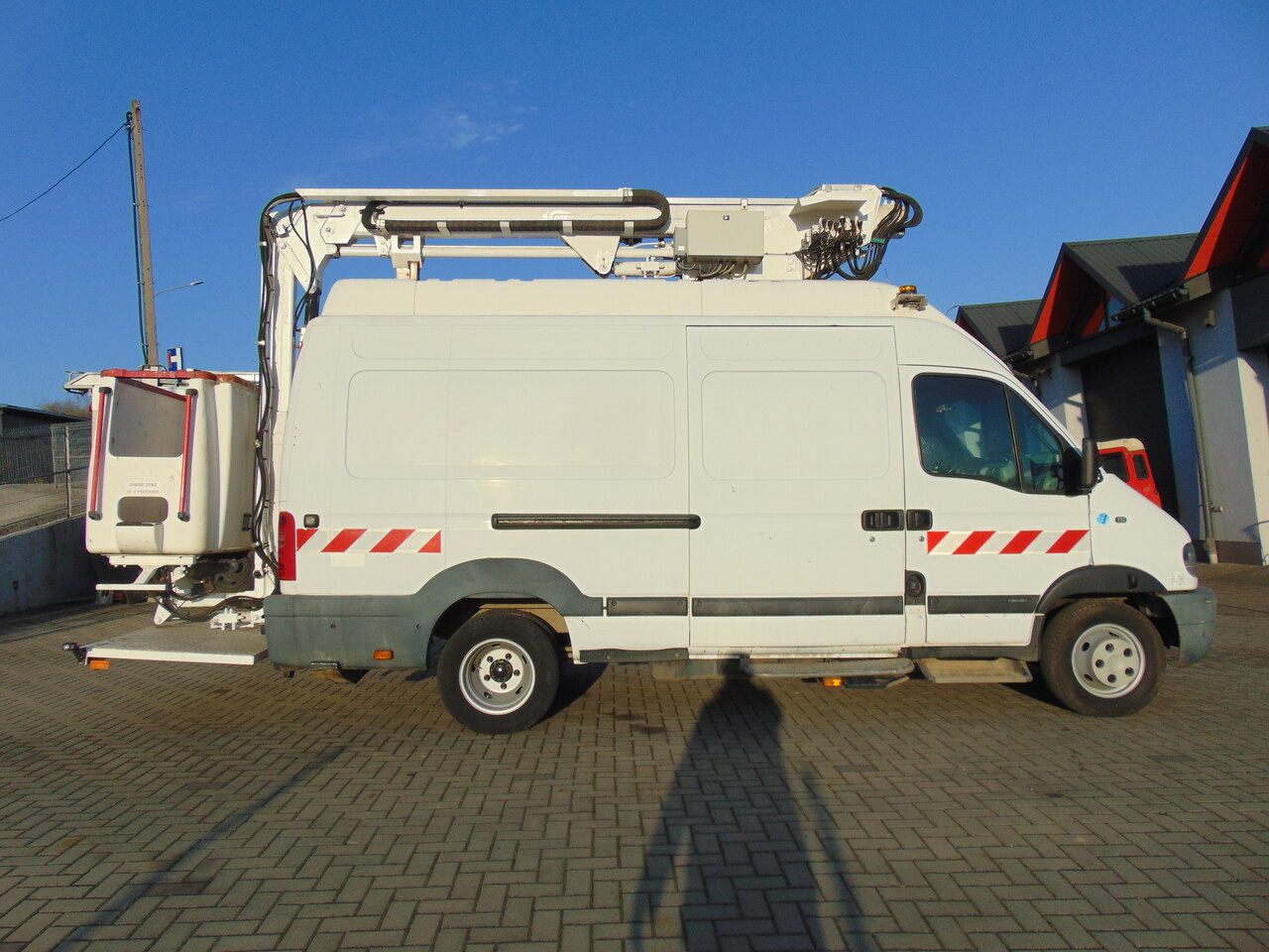 Truck mounted aerial platform RENAULT Mascott 2,8dCi 110 L2H3 France Elevateur 152TTF 162TTF: picture 6 Truck mounted aerial platform RENAULT Mascott 2,8dCi 110 L2H3 France Elevateur 152TTF 162TTF: picture 6