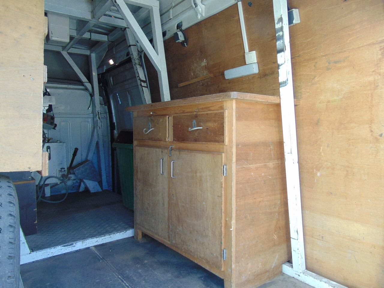 Truck mounted aerial platform RENAULT Mascott 2,8dCi 110 L2H3 France Elevateur 152TTF 162TTF: picture 12 Truck mounted aerial platform RENAULT Mascott 2,8dCi 110 L2H3 France Elevateur 152TTF 162TTF: picture 12