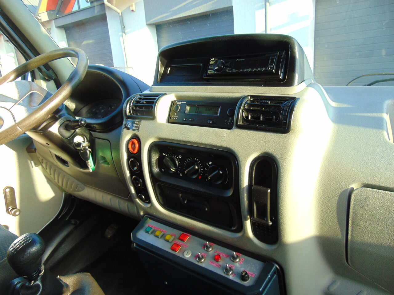 Truck mounted aerial platform RENAULT Mascott 2,8dCi 110 L2H3 France Elevateur 152TTF 162TTF: picture 20 Truck mounted aerial platform RENAULT Mascott 2,8dCi 110 L2H3 France Elevateur 152TTF 162TTF: picture 20