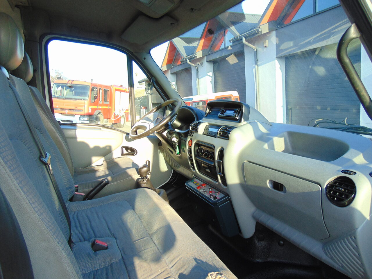 Truck mounted aerial platform RENAULT Mascott 2,8dCi 110 L2H3 France Elevateur 152TTF 162TTF: picture 19 Truck mounted aerial platform RENAULT Mascott 2,8dCi 110 L2H3 France Elevateur 152TTF 162TTF: picture 19