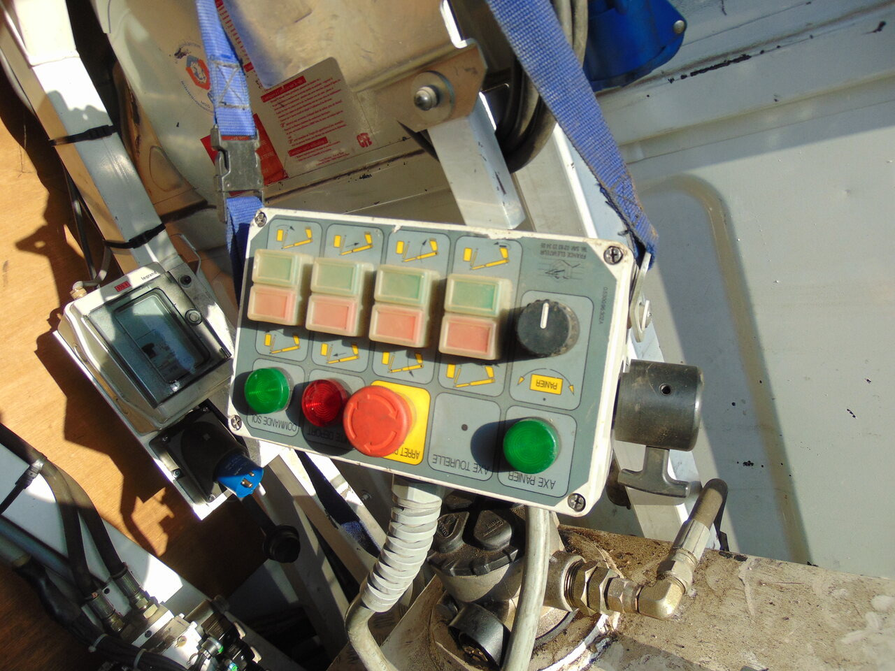 Truck mounted aerial platform RENAULT Mascott 2,8dCi 110 L2H3 France Elevateur 152TTF 162TTF: picture 16 Truck mounted aerial platform RENAULT Mascott 2,8dCi 110 L2H3 France Elevateur 152TTF 162TTF: picture 16