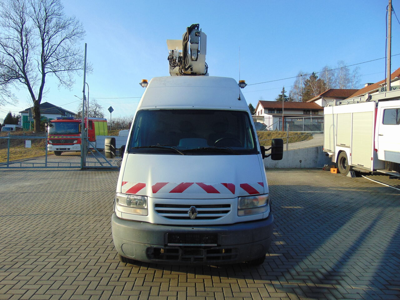 Truck mounted aerial platform RENAULT Mascott 2,8dCi 110 L2H3 France Elevateur 152TTF 162TTF: picture 7 Truck mounted aerial platform RENAULT Mascott 2,8dCi 110 L2H3 France Elevateur 152TTF 162TTF: picture 7