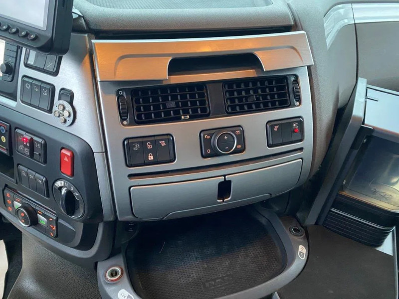 DAF XF106-530 8X2 / AJK HOOKLIFT 25000KG / 9 TON FRONT AXLE / NAVI / ONLY:612482 KM / SSC / AUTOMATIC / EURO-6 / 2019 leasing DAF XF106-530 8X2 / AJK HOOKLIFT 25000KG / 9 TON FRONT AXLE / NAVI / ONLY:612482 KM / SSC / AUTOMATIC / EURO-6 / 2019: picture 19 DAF XF106-530 8X2 / AJK HOOKLIFT 25000KG / 9 TON FRONT AXLE / NAVI / ONLY:612482 KM / SSC / AUTOMATIC / EURO-6 / 2019 leasing DAF XF106-530 8X2 / AJK HOOKLIFT 25000KG / 9 TON FRONT AXLE / NAVI / ONLY:612482 KM / SSC / AUTOMATIC / EURO-6 / 2019: picture 19