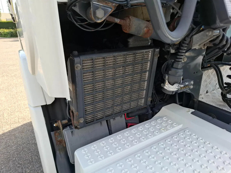 Tractor unit Scania NGS R650 V8 / 6X4 / RETARDER / 2X BIG AXLE / PARKCOOL / DOUBLE TANK / INLINER / FULL-AIR / ALCOA / LEATHER / NAVI / GEN2 V2 / EU: picture 10 Tractor unit Scania NGS R650 V8 / 6X4 / RETARDER / 2X BIG AXLE / PARKCOOL / DOUBLE TANK / INLINER / FULL-AIR / ALCOA / LEATHER / NAVI / GEN2 V2 / EU: picture 10