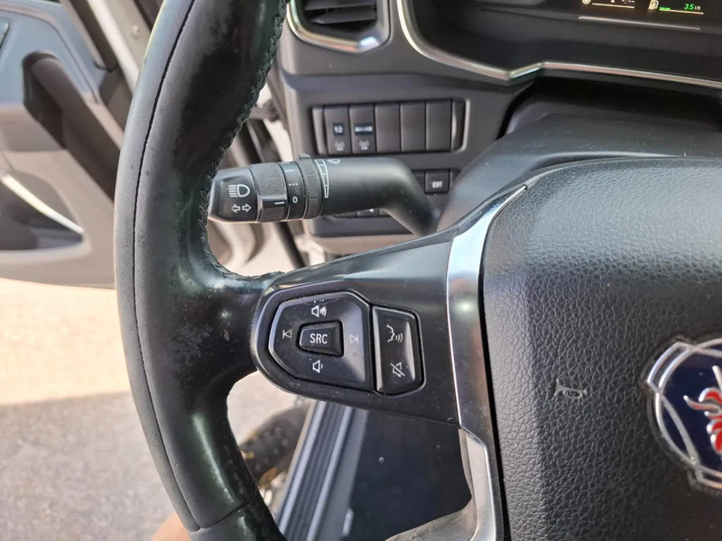 Tractor unit Scania NGS R650 V8 / 6X4 / RETARDER / 2X BIG AXLE / PARKCOOL / DOUBLE TANK / INLINER / FULL-AIR / ALCOA / LEATHER / NAVI / GEN2 V2 / EU: picture 17 Tractor unit Scania NGS R650 V8 / 6X4 / RETARDER / 2X BIG AXLE / PARKCOOL / DOUBLE TANK / INLINER / FULL-AIR / ALCOA / LEATHER / NAVI / GEN2 V2 / EU: picture 17