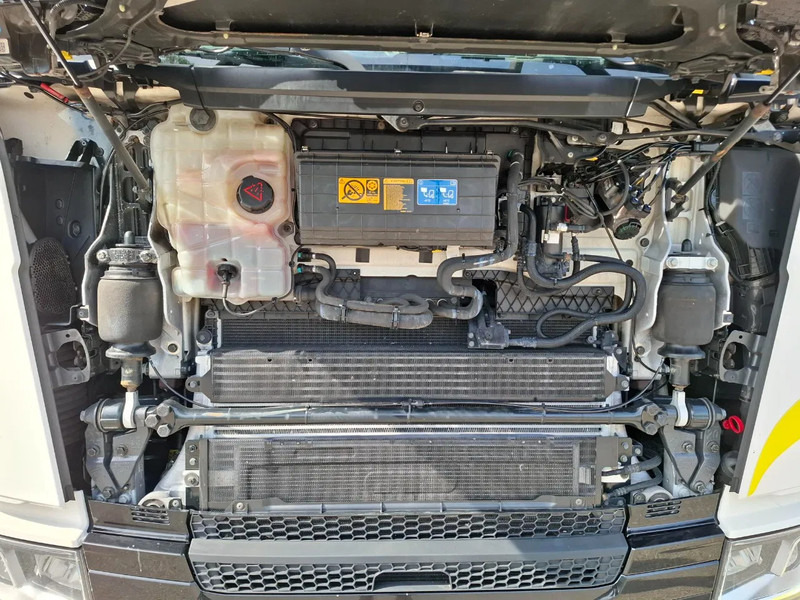 Tractor unit Scania NGS R650 V8 / 6X4 / RETARDER / 2X BIG AXLE / PARKCOOL / DOUBLE TANK / INLINER / FULL-AIR / ALCOA / LEATHER / NAVI / GEN2 V2 / EU: picture 7 Tractor unit Scania NGS R650 V8 / 6X4 / RETARDER / 2X BIG AXLE / PARKCOOL / DOUBLE TANK / INLINER / FULL-AIR / ALCOA / LEATHER / NAVI / GEN2 V2 / EU: picture 7