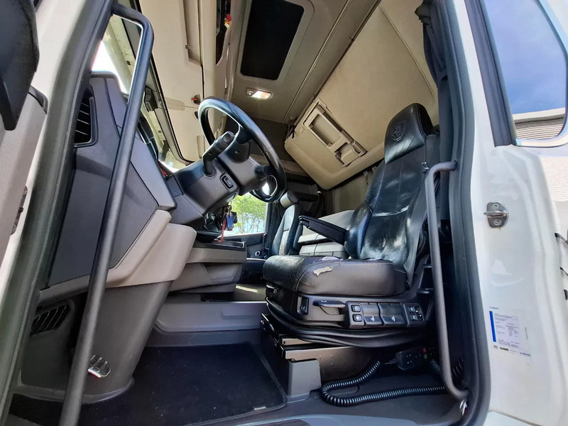 Tractor unit Scania NGS R650 V8 / 6X4 / RETARDER / 2X BIG AXLE / PARKCOOL / DOUBLE TANK / INLINER / FULL-AIR / ALCOA / LEATHER / NAVI / GEN2 V2 / EU: picture 14 Tractor unit Scania NGS R650 V8 / 6X4 / RETARDER / 2X BIG AXLE / PARKCOOL / DOUBLE TANK / INLINER / FULL-AIR / ALCOA / LEATHER / NAVI / GEN2 V2 / EU: picture 14